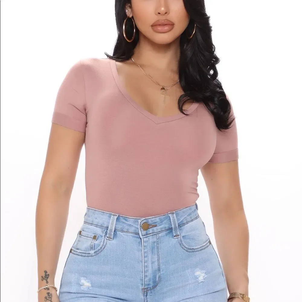 5/$50 Fashion Nova Woman’s size XS Rose Pink Vneck short sleeve Bodysuit